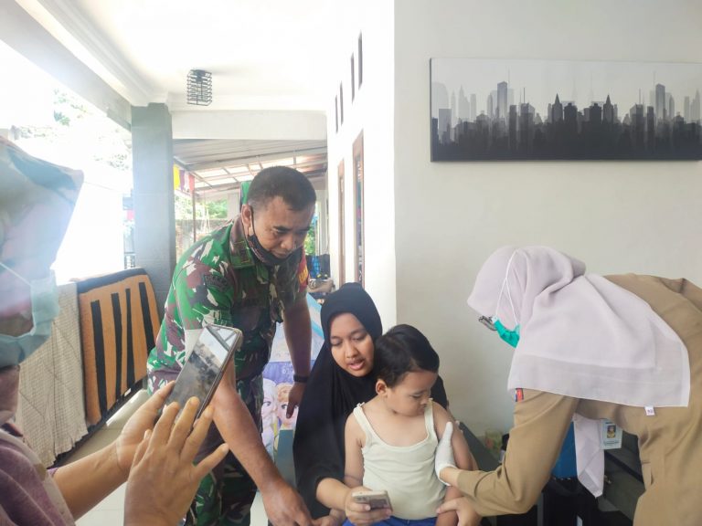 Menutup Kesenjangan Imunitas Anak, Babinsa Pantau Dua Kelurahan di Kota Bogor