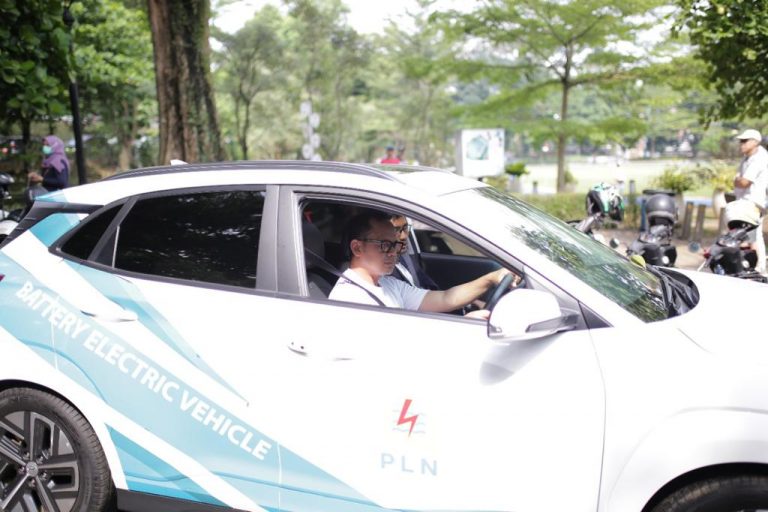 Puncak Hari Pelanggan Nasional, Wali Kota Bogor Coba Mobil Listrik