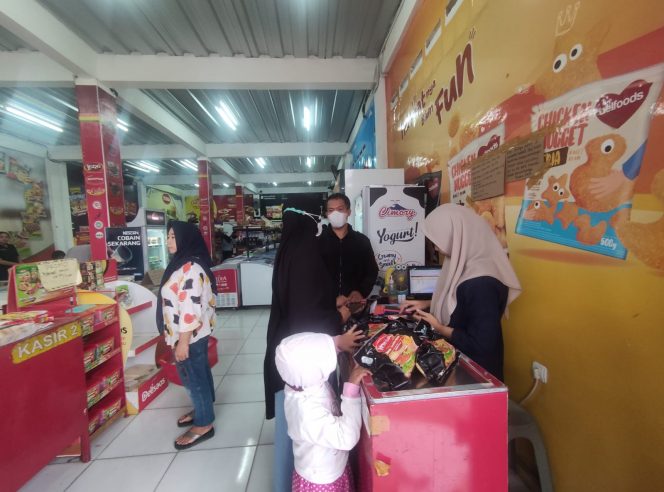 
 Pembeli setia Redbox Durian & Frozen Food tengah memilih frozen food. (Ibnu/Bogordaily.net)