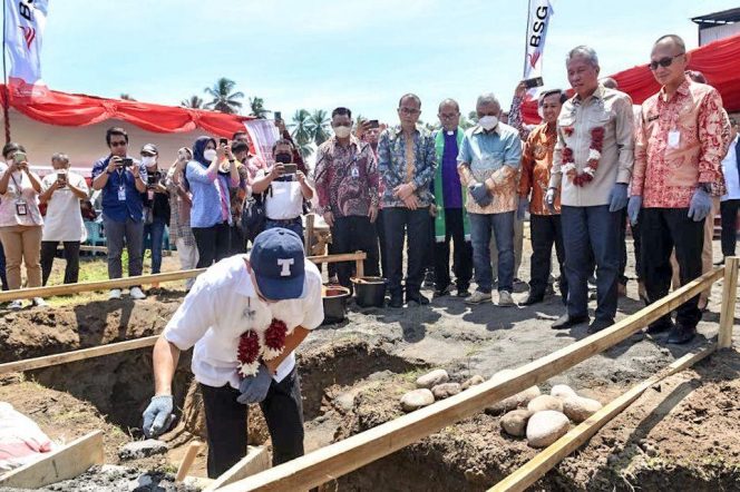 
 Menteri Koperasi dan UKM (MenKopUKM) Teten Masduki saat Melakukan Peletakkan Batu Pertama RPB Produk Kelapa di Kabupaten Minahasa Selatan, Sulawesi Utara. (Istimewa/Bogordaily.net)