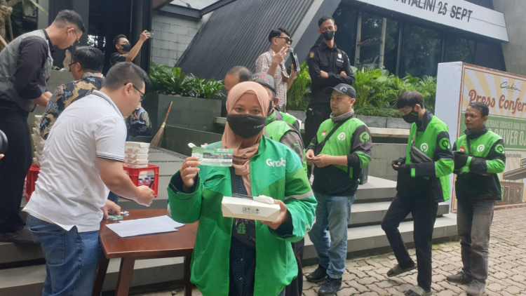 Kafe Cabin Bogor Sebar Ribuan Voucher BBM ke Driver Ojol