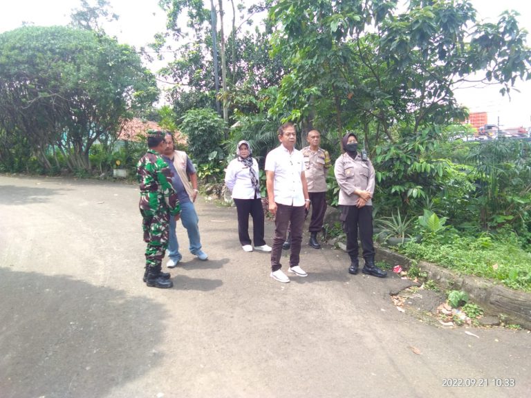 Tinjau Lokasi Rawan, Babinsa Kelurahan Margajaya Gelar Monitoring Bersama Kapolsek Bogor Barat