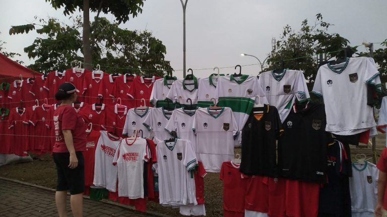 Laga Timnas di Stadion Pakansari, Membawa Berkah Bagi Para Penjual Kaos