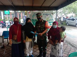 Babinsa Kelurahan Curug Mekar, Serma Ahmad Nuh Rowi mengawal kegiatan TMKK. (Istimewa/Bogordaily/net)