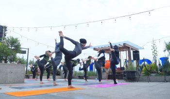 Martasya Yoga mengadakan acara dengan tema Sunset Yoga dalam rangka Hari Olahraga Nasional di Koersi Sky Café, Bigland Hotel Bogor.(Dok. Bigland Hotel Bogor/Bogordaily.net) 