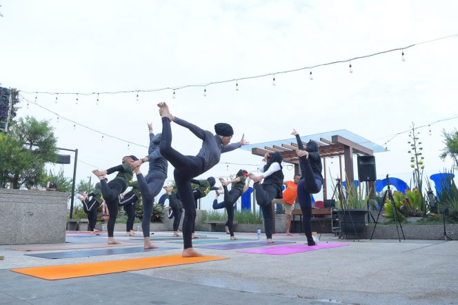 
 Martasya Yoga mengadakan acara dengan tema Sunset Yoga dalam rangka Hari Olahraga Nasional di Koersi Sky Café, Bigland Hotel Bogor.(Dok. Bigland Hotel Bogor/Bogordaily.net) 