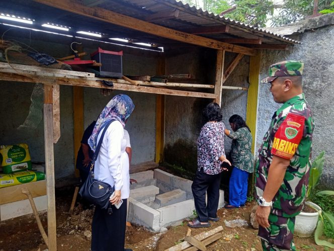 
 Babinsa Kelurahan Pabaton, Serka Much Rohim melaksanakan pendampingan verifikasi ODF bersama Dinkes Kota Bogor, Kamis, 29 September 2022. (Istimewa/Bogordaily.net)