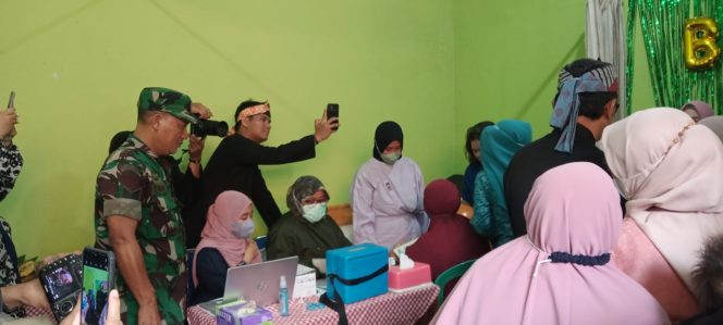 
 Babinsa Kelurahan Bantarjati Serma Enan mengawal kegiatan BIAN, pada Kamis, 29 September 2022. (Istimewa/Bogordaily.net)