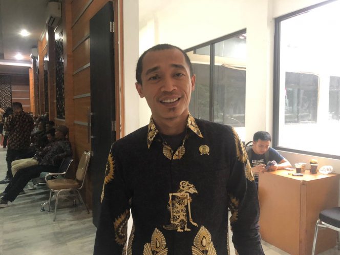 
 Anggota DPRD Kabupaten Bogor Dapil V, Daen Nuhdiana saat memberikan keterangan di depan ruang serbaguna DPRD Kabupaten Bogor. (Mutia/Bogordaily.net)