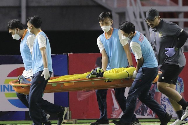Usai Lumat Hongkong, Cahya Supriadi Alami Cedera hingga Dibawa Ambulans