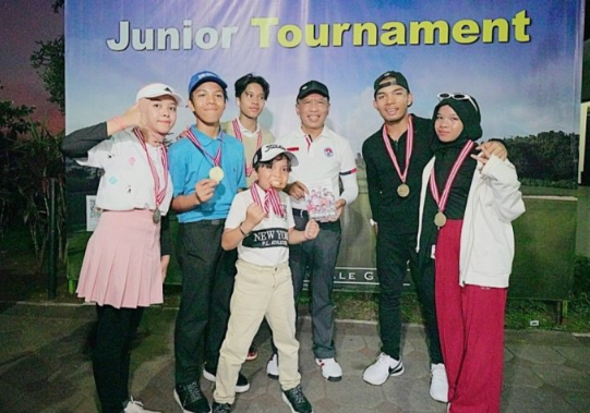 
 Absen Tedak Siten Ameena, Gen Halilintar ikuti pertandingan Junior Golf Tournament di Semarang Royal Golf Club. (IG Geni Faruk/Bogordaily.net)