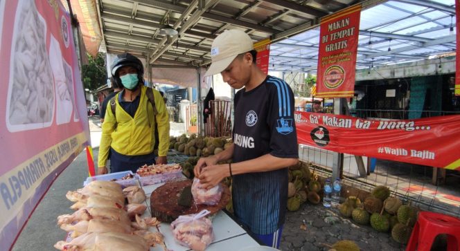 
 Salah satu konsumen membeli ayam potong segar andalan dan membeli duren di Bondongan, Kecamatan Bogor Selatan, Kota Bogor. (Ibnu/bogordaily.net).