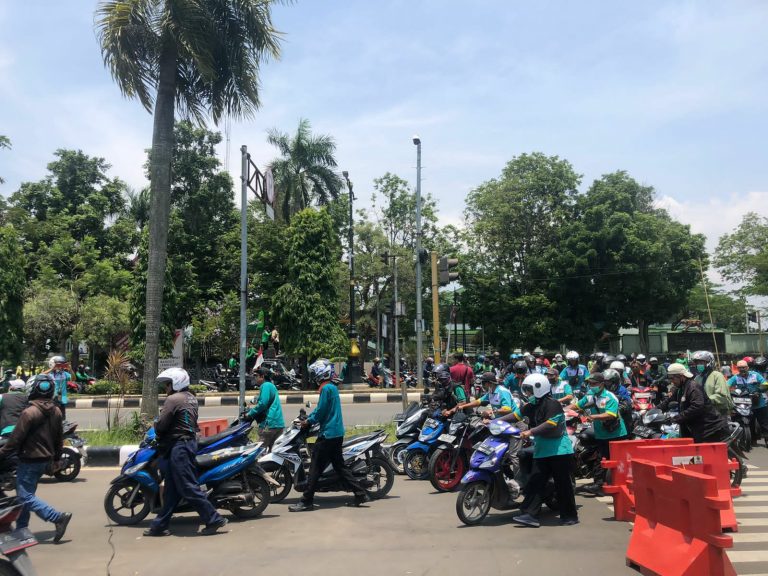 Demo Tolak BBM, Ratusan Buruh Dorong Motor ke Pemkab Bogor