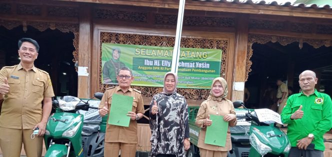 
 Elly Yasin Salurkan Bantuan ‘Baktor’ di Dua Desa Kabupaten Bogor