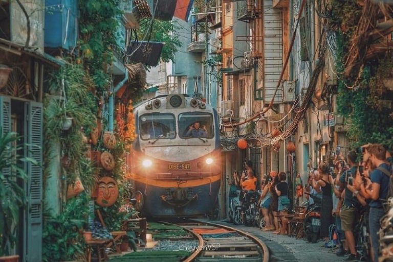 3 Tahun Vakum, Hanoi Train Street Kembali Buka!