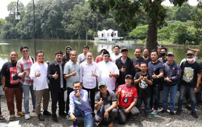 
 Foto bersama anggota DPRD Kota Bogor dengan wartawan setelah selesai diskusi di Cafe Koloni yang berada di sekitaran Situ Gede, Kecamatan Bogor Barat, Rabu, 14 September 2022.(Istimewa/Bogordaily.net)