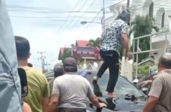 
 Pengemudi mobil diduga tabrak anak-anak enggan keluar di area jalan ke Tomohon, Sulawesi Utara. (Instagram @suarabergema2/Bogordaily.net)