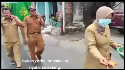 
 Tangkapan layar video viral jenazah diantar perangkat desa ke pemakaman. (Instagram/@terangmedia/Bogordaily.net)