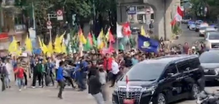Mobil Wapres Dihadang Pendemo, Polisi-Mahasiswa Kejar-kejaran
