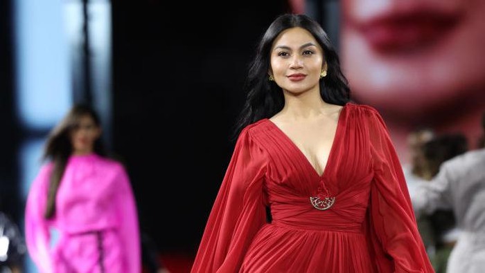 Menggoyah Iman, Ariel Tatum Tampil Sexy di Paris Fashion Week