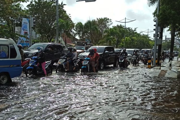 Perhatikan Hal Ini, Tips Aman Berkendara Motor saat Banjir Melanda