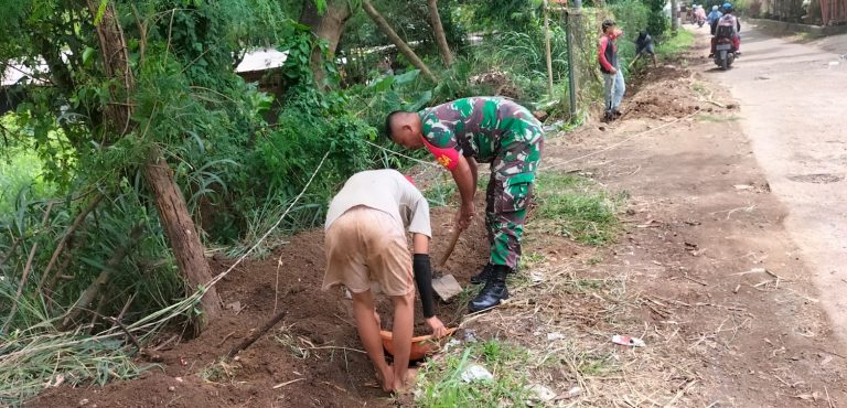 Normalisasi Saluran Air, Koptu Suryanto Kerja Bakti Bersama Warga