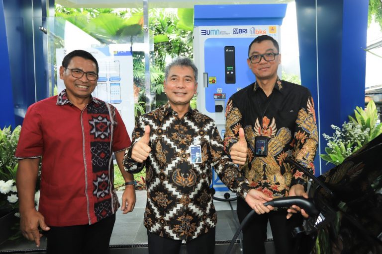 Jadi Akselerator Pengurangan Emisi Karbon, BRI Bersama PLN Resmikan SPKLU di Jakarta