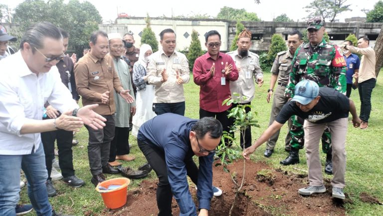 Babinsa Curug Kawal Kegiatan Penyerahan Bantuan 500 Bibit Pohon Rambutan