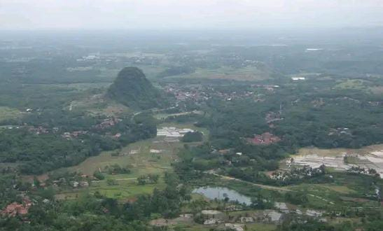 
 Suasana Gunung Munara, di Kecamatan Rumpin, Kabupaten Bogor. (Irfan/Bogordaily.net)
