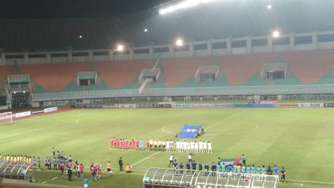 
 Suasana Pertandingan Kualifikasi Piala Asia U-17 antara Timnas Indonesia U-17 melawan UAE U-17 di Stadion Pakansari, Cibinong, Kabupaten Bogor, Rabu 5 Oktober 2022. (Albin/Bogordaily.net)