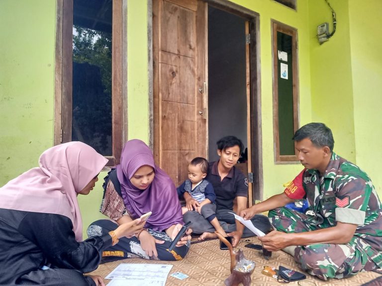 Babinsa Ikut Ajari Warga Daftar Online BPJS Lewat Aplikasi Solid di Bogor Utara