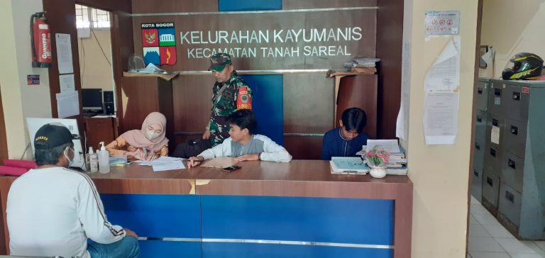 Sinkronisasi Data Masyarakat di Kelurahan Kayu Manis Dikawal Babinsa