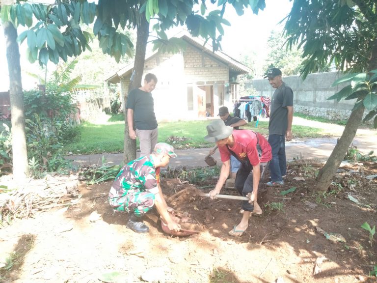 Babinsa Gencarkan Jumat Bersih Bersama Warga Kelurahan Kertamaya