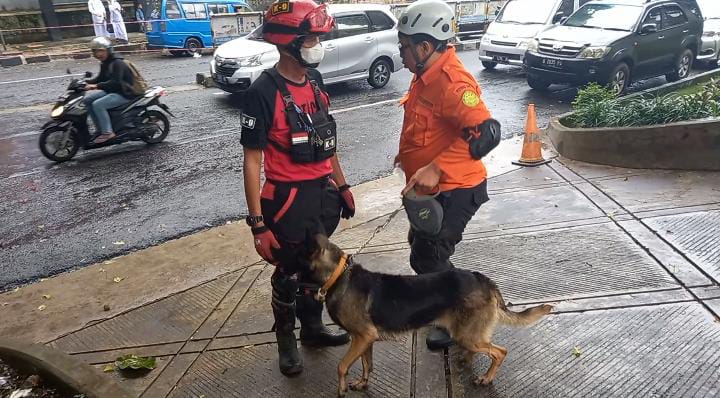 Tim SAR Terjunkan Anjing Pelacak K-9, Cari Korban Longsor di Gang Barjo