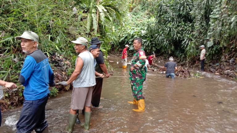 Babinsa dan Warga Bersihkan Sungai Cikaret Cegah Banjir