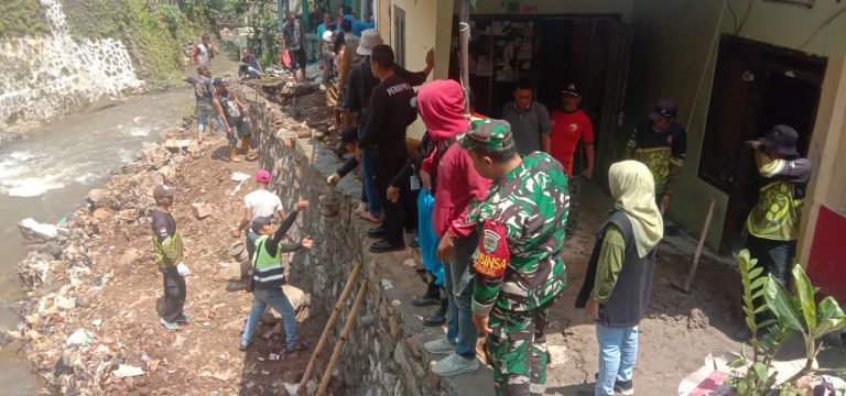 Walikota Kunjungi Rumah Warga yang Terbawa Arus, Babinsa Pasir Jaya Siaga