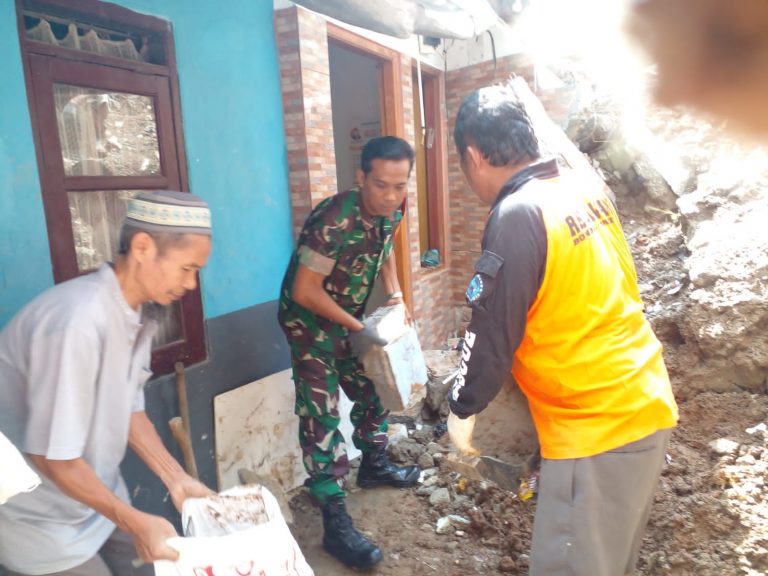 Pasca Longsor di Kebon Pedes, Babinsa dan Warga Kerja Bakti