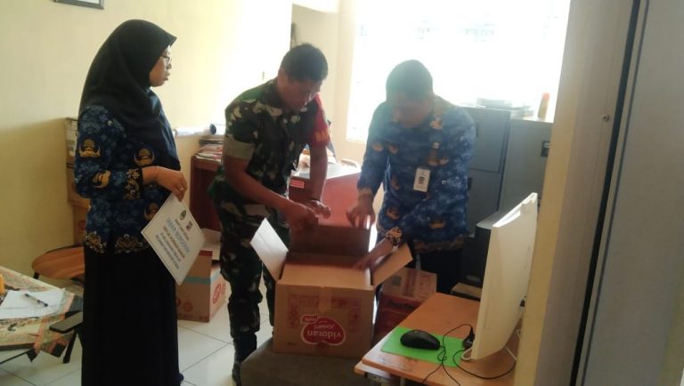 744 Jiwa Warga Kelurahan Cibuluh Terima Bansos