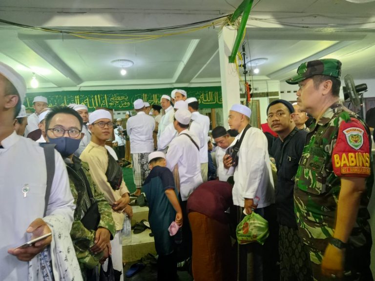 TNI & Polri Ikuti Peringatan Haul di Makam Keramat Empang Bogor