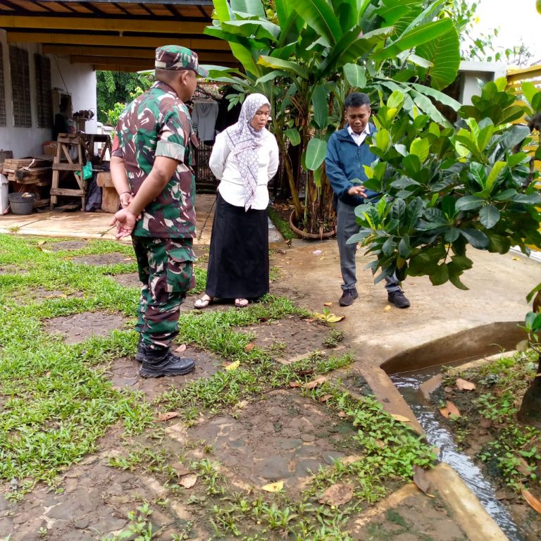 Monitoring Pengerjaan Drainase, Babinsa Himbau Warga Jangan Buang Sampah Sembarang