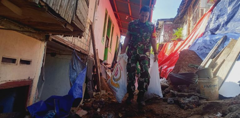 Pasca Tanah Longsor, Serka Much Rochim Gotong-royong Bersihkan Material Tanah