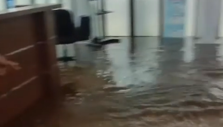 Jadi Mirip Kali, Gedung Sate Bandung Kebanjiran Diguyur Hujan Deras