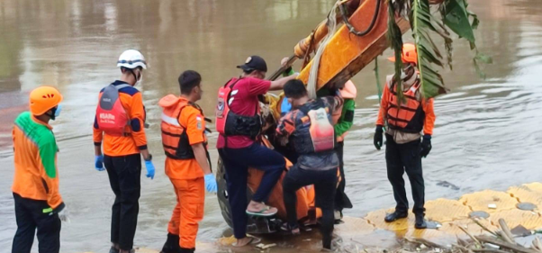 Mahasiswi IPB Terseret Banjir Ditemukan di Banjir Kanal Barat Jakbar