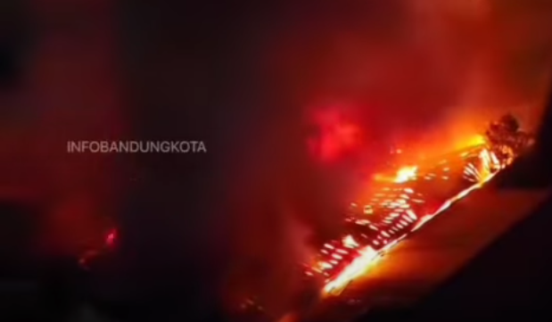 Gudang Triplek di Bandung Kebakaran