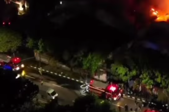 Video detik-detik gudang triplek di Bandung kebakaran