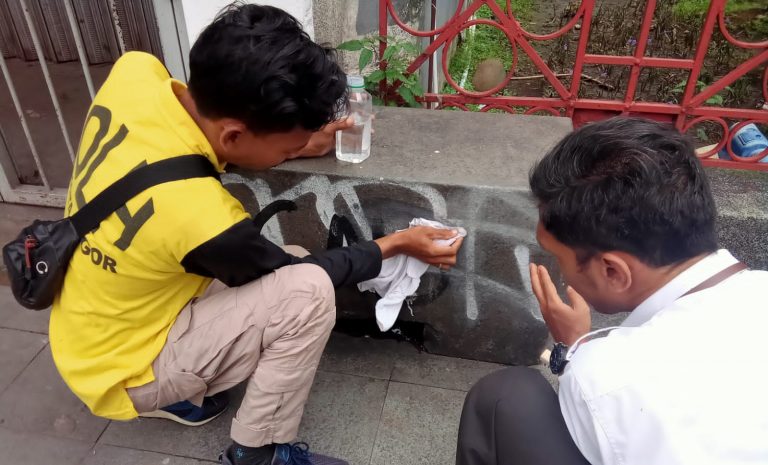 Tim Tangkas Kota Bogor Bersihkan Coretan di Fasilitas Umum