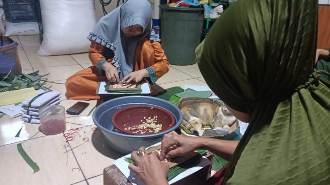 
 Perajin tempe di Parung, Kabupaten Bogor mengeluhkan harga kacang kedelai yang mengalami kenaikan.(Istimewa/Bogordaily.net)