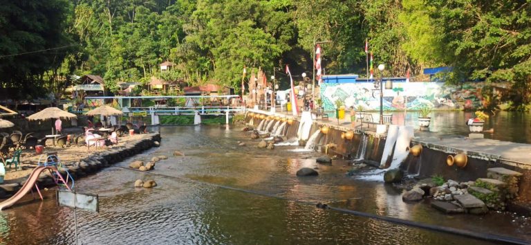 BRI Peduli Bersihkan Tepi Kali Senjoyo untuk Masyarakat