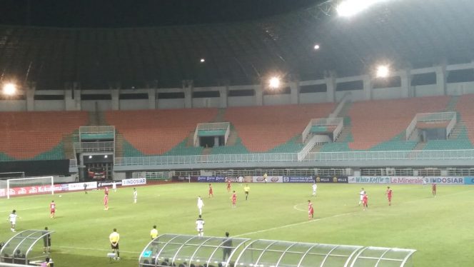 
 Suasana Pertandingan Babak Pertama Kualifikasi AFC Cup U-17 antara Timnas Indonesia U-17 melawan Guam U-17 di Stadion Pakansari Cibinong,