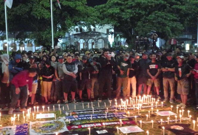
 Ratusan Supporter Sepak Bola Menggelar Aksi 1000 Lilin di Alun-alun Kota Bogor, Senin malam 3 Oktober 2022. (Irfan/Bogordaily.net)